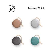  B&O Beosound A1 3rd 是頂級丹麥品牌 Bang & Olufsen 的攜帶型藍芽喇叭，完美結合時尚設計與卓越音質。支援藍芽連線，具備防潑水功能，適合戶外或日常使用。尺寸僅 4.6(W) × 13.3(Φ) cm，重量約 0.58 公斤，輕巧易攜。顏色選擇包括尤加利綠、天然鋁、蜂蜜金、巖霧黑。配件含主體、USB-C 傳輸線及說明書。透過 NCC CCAB25LP1950T6 及 BSMI R32424 認證，產地中國，提供 3 年以上保固。享受高解析度音樂體驗，提升您的生活品質！ 