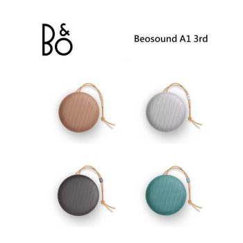  B&O Beosound A1 3rd 是頂級丹麥品牌 Bang & Olufsen 的攜帶型藍芽喇叭，完美結合時尚設計與卓越音質。支援藍芽連線，具備防潑水功能，適合戶外或日常使用。尺寸僅 4.6(W) × 13.3(Φ) cm，重量約 0.58 公斤，輕巧易攜。顏色選擇包括尤加利綠、天然鋁、蜂蜜金、巖霧黑。配件含主體、USB-C 傳輸線及說明書。透過 NCC CCAB25LP1950T6 及 BSMI R32424 認證，產地中國，提供 3 年以上保固。享受高解析度音樂體驗，提升您的生活品質！ 