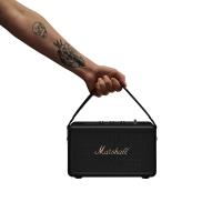 Marshall Kilburn III 多媒體攜帶型主喇叭，支援藍芽連線，無WiFi功能，顏色選擇古銅黑或奶油白，產地其他國家，尺寸及重量依原廠標示，配件依原廠標示，享有1年保固，BSMI許可字號R38900。適合戶外或室內使用，提供優質音效體驗。