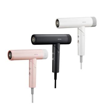  KINYO KH-9660 折疊式吹風機，輕巧設計僅379g，折疊後僅W23×D4.8×H9.2cm，方便攜帶旅行。支援國際電壓AC 100-240V，1300W強效功率，三段溫度兩段風速，配備可拆式特殊吹嘴、磁吸風嘴及收納袋。中國製造，BSMI認證R4A106，享1年保固。白色系、粉紅色系、灰色系選擇，完美適合日常及出差使用。 