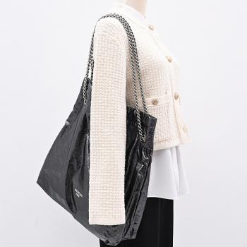 BALENCIAGA 巴黎世家 742941 CRUSH TOTE 細閃牛皮中型托特鍊包.灰銀