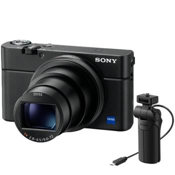 SONY 索尼 DSC-RX100M7G 輕巧卡片式數位相機，搭載 1 吋以上 CMOS 影像感應器，有效畫素達 2010 萬，提供出色畫質與細膩細節。支援可觸控式螢幕、WiFi、NFC、Bluetooth 藍芽連線，方便分享與遠端控制。ISO 範圍最高 25600，適合低光拍攝；儲存格式支援 JPEG 與 RAW，搭配鋰電池與 SD/SDHC/SDXC 卡，機身尺寸僅 101.6 x 58.1 x 42.8 mm，重 275 g，隨身攜帶輕鬆掌握專業級影像。臺灣公司貨，18 個月保固，BSMI 與 NCC 認證，規格以原廠為準。