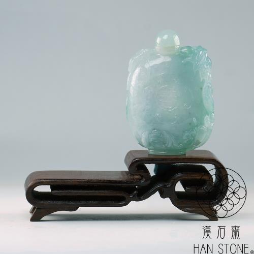 #【本翡翠】天然ジェダイト #鼻煙壺 #氷糯種 陽緑 透過良 結晶有 龍耳彫刻 漢石齋】天然翡翠A貨龍蝙吉祥耳鼻煙壺冰糯種藍水飄花(35*50*13mm)|擺件