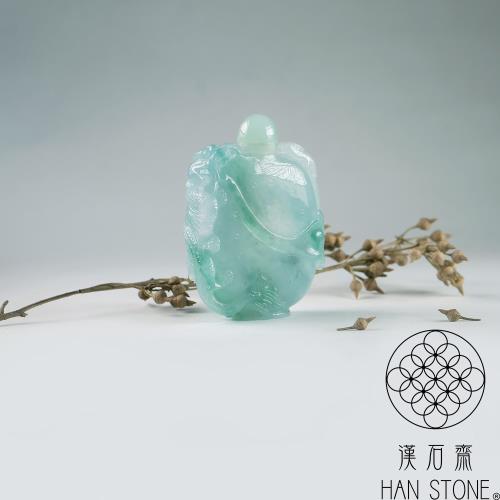 #【本翡翠】天然ジェダイト #鼻煙壺 #氷糯種 陽緑 透過良 結晶有 龍耳彫刻 漢石齋】天然翡翠A貨龍蝙吉祥耳鼻煙壺冰糯種藍水飄花(35*50*13mm)|擺件